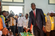 Le candidat présidentiel du Frelimo, Daniel Chapo, dans son bureau de vote d’Inhambane, le 9 octobre 2024. © Mozambique Liberation Front (FRELIMO) Party / AFP