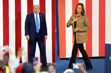 Donald Trump à Waunakee dans le Wisconsin, le 1er octobre 2024 et Kamala Harris à Douglas en Arizona, le 27 septembre 2024. © Montage. KAMIL KRZACZYNSKI and Rebecca NOBLE/AFP