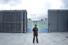 Centre de rétention de migrants construit par l’Italie dans le port de Shengjin, en Albanie, le 11 octobre 2024. © Adnan Beci / AFP