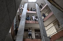 Des étudiants assistent à l’évacuation de leur résidence universitaire après l’ordre du ministère de l’Éducation nationale de vider les chambres occupées illégalement à Cocody, le 7 octobre 2024. © ISSOUF SANOGO/AFP