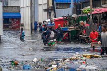 Une rue du quartier de Limete, à Kinshasa, le 19 octobre 2024, après le débordement de la rivière Kalamu à la suite de pluies torrentielles. © Hardy Bope / AFP