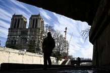 Le roi Mohammed VI avait exprimé, en 2019, sa solidarité avec la France à travers un don substantiel destiné à la reconstruction de la cathédrale. © JULIEN DE ROSA/AFP