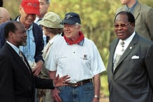 L’ex-président mozambicain Joaquim Chissano (à g.) s’entretient avec l’ancien président américain Jimmy Carter et leur homologue malawien Bakili Muluzi, le 6 juin 2002. © RAJESH JANTILAL/AFP