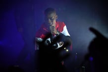 Le musicien malien Sidiki Diabate se produit lors de son concert au stade Modibo Keita de Bamako, en septembre 2017. © Sebastien RIEUSSEC / AFP