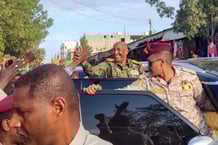 Abdel Fattah al-Burhane salue ses partisans à son arrivée au marché de Port-Soudan, le 29 décembre 2024. © AFP