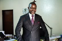 Eric Mbah Eric Mbah (Cameroun), nouveau batonnier de l’ordre des avocats du Cameroun, dans son bureau a Yaounde le 18 juillet 2022.

© MABOUP pour JA