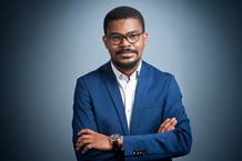 Joël Té-Léssia Assoko, ancien rédacteur en chef adjoint à Jeune Afrique, et auteur de « Enterrer Sankara, essai sur les économies africaines ». © Vincent Fournier pour JA