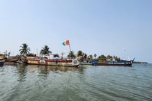 Bateaux de pêche à Lahou-Kpanda. © Aïssatou Diallo pour JA