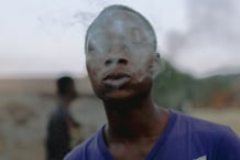 Un kushman de Junction, à Kambia, au Sierra Leone, en train de consommer. © Aline Deschamps