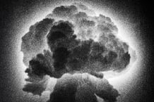 Le « champignon » de la première bombe A française, quelques instants après l’explosion, dans le désert du Tanezrouft, en Algérie, le 13 février 1960. © Dalmas / Sipa