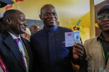 Brice Oligui Nguema (au c.) au bureau de vote de l’école Centre Urban Pilot, à Libreville, pour le scrutin présidentiel du Gabon, le 12 avril 2025. © Nao Mukadi / AFP