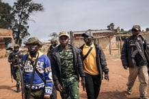 Des commandants du groupe armé URDPC/CODECO  traversent le village de Linga le 13 janvier 2022, dans la province de l’Ituri, au nord-est de la RDC. © ALEXIS HUGUET / AFP