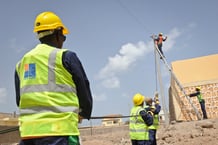 Installation de lignes téléphoniques dans un nouveau quartier résidentiel de Djibouti, par l’entreprise Djibouti Telecom. © Vincent Fournier/JA