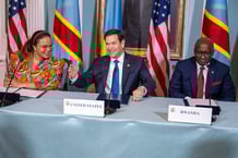 Le Rwanda et la RDC ont convenu de « créer un avant-projet d’accord de paix » d’ici le 2 mai dans une déclaration signée aux côtés du secrétaire d’État américain Marco Rubio par les ministres des Affaires étrangères des deux pays, Olivier Nduhungirehe (à droite) et Thérèse Kayikwamba Wagner (à gauche), le 25 avril 2025 à Washington. © Jim WATSON / AFP