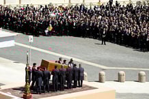 Plus de 200 000  fidèles assistent ce samedi place Saint-Pierre aux funérailles du pape François, décédé le 21 avril 2025. © Isabella BONOTTO / AFP
