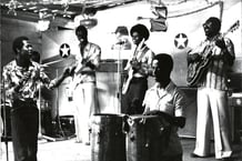 Le G7, un groupe du Congo-Brazza, sur la scène du bar-dancing L’Étoile du Sud, à Abidjan, en 1976. © DR