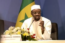 Le 26 septembre 2024, le Premier ministre Ousmane Sonko et son ministre de l’Économie Abdourahmane Sarr avaient accusé l’ancien président Macky Sall d’avoir manipulé les chiffres des finances publiques et dénoncé la « corruption généralisée » de l’ancien régime. © SEYLLOU / AFP