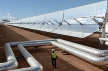 Miroirs métalliques tournés vers le soleil à la première centrale solaire du Maroc, Noor 1, à quelque 20 km de la ville de Ouarzazate, le 17 octobre 2015. © FADEL SENNA/AFP