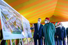 En janvier 2022, le roi Mohammed VI avait présidé la cérémonie de lancement de la construction d’une usine de fabrication de vaccins à Benslimane, au sud de Rabat. Ce projet prévoit à terme la production de deux milliards de doses par an, couvrant plus de 70 % des besoins nationaux. © Moroccan Royal Palace via AP/SIPA