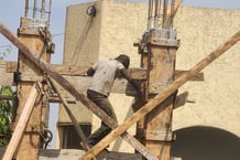A 13 ans, Ounténi Combary n’a pas les moyens de retourner à l’école et a été confié au charpentier local. © DR