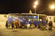 Des migrants africains venus du Niger se préparent à être rapatriés dans leur pays par les autorités algériennes, le 2 juillet 2018, dans un centre de transit pour migrants à Tamanrasset, dans le sud du pays. © RYAD KRAMDI / AFP