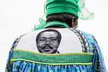Robe faite dans le tissu officiel du RDPC pour la fête de l’unité nationale à Yaoundé, le 20 mai 2016. © Adrienne Surprenant/Collectif Item