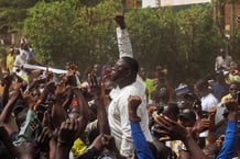 Cheick Oumar Diarra, leader de la jeunesse pro-démocratique, scande des slogans entouré de sympathisants lors d’une manifestation organisée par une large coalition de partis politiques craignant une dissolution par les autorités militaires maliennes, à Bamako, le 3 mai 2025. © AFP