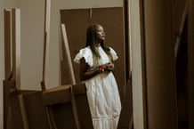 La curatrice suisso-camerounaise Koyo Kouoh est décédée samedi 10 mai 2025, a annoncé le musée Zeitz MOCAA du Cap, en Afrique du Sud, qu’elle dirigeait. © MARCO LONGARI / AFP