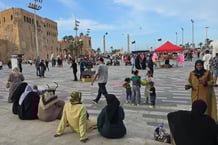Des passants circulent sur la place des martyrs à Tripoli © Mahmud TURKIA / AFP