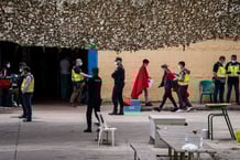 La Croix-Rouge et les forces de l’ordre espagnoles s’occupent des mineurs étrangers non accompagnés dans un centre d’accueil à la frontière entre Ceuta et le Maroc, le 20 mai 2021. © Diego Radames/Anadolu Agency via AFP