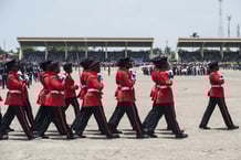 Des soldats prennent part aux célébrations du 60ème anniversaire de l’indépendance du Ghana, le 6 mars 2017, à Accra. © CRISTINA ALDEHUELA/AFP