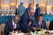 Brice Clotaire Oligui Nguema (à g.), le président du Gabon, Gilberto Da Piedade Verissimo, le président de la Communauté économique des États de l’Afrique centrale (CEEAC) et Denis Sassou Nguesso, le président du Congo (à dr.). © CEEAC
