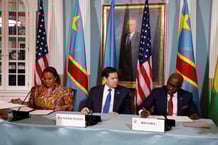 Le ministre rwandais des Affaires étrangères, Olivier Nduhungirehe (à d.), avec le secrétaire d’État américain, Marco Rubio (au c.), et la ministre des Affaires étrangères de la RDC, Thérèse Kayikwamba Wagner, lors des discussions d’avril 2025, à Washington, aux États-Unis. © Kevin Dietsch / Getty Images North America / Getty Images via AFP