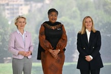 La Première ministre italienne Giorgia Meloni et la présidente de la Commission européenne Ursula von der Leyen accueillent la Première ministre de la République démocratique du Congo, Judith Tuluka Suminwa, à Rome, le 20 juin 2025. © Alberto PIZZOLI / AFP