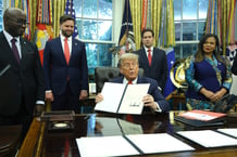 Le président américain Donald Trump avec les ministres des Affaires étrangères du Rwanda, Olivier Nduhungirehe, et de RDC, Thérèse Kayikwamba Wagner, à la Maison-Blanche, le 27 juin 2025. © JOE RAEDLE / GETTY IMAGES NORTH AMERICA / Getty Images via AFP
