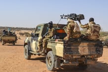 Des membres des FAMa et du Mouvement pour le salut de l’Azawad en patrouille autour de Meneka, dans le nord du Mali, en 2017.