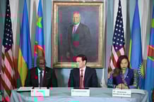 Le secrétaire d’État américain Marco Rubio (au centre) et la ministre des Affaires étrangères de la République démocratique du Congo, Thérèse Kayikwamba Wagner (à droite), écoutent le discours du ministre rwandais des Affaires étrangères, Olivier Nduhungirehe (à gauche), à Washington, le 27 juin 2025.