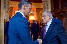 Le chef du gouvernement espagnol Pedro Sanchez (à g.) rencontre son homologue algérien Nadir Larbaoui à Séville, le 1er juillet 2025. © Facebook Premier ministre algérien