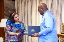 De retour de Washington, où elle a signé l’accord de paix au nom de la RDC, la ministre des Affaires étrangères, Thérèse Kayikwamba Wagner, remet au chef de l’État, Félix Tshisekedi, la copie originale de l’accord et la lettre du président américain, Donald Trump.