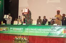 Le colonel malien Assimi Goïta (à g.), le général nigérien Abdourahamane Tiani (centre) et le capitaine burkinabé Ibrahim Traoré (à dr.) lors de leur premier sommet à Niamey, le 6 juillet 2024. © AFP