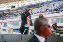 Le président du Gabon, Brice Clotaire Oligui Nguema, salue la foule depuis un véhicule alors qu’il défile, lors de sa cérémonie de prestation de serment, dans un stade de Libreville, le 3 mai 2025. © Nao Mukadi / AFP