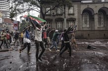 Un manifestant tient un drapeau kenyan lors de la manifestation de la génération Z, le 25 juin 2025 à Nairobi, au Kenya.