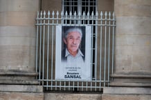 Une affiche avec la photo de Boualem Sansal accrochée sur une grille de l’hôtel de ville de Paris, le 06 juillet 2025.