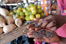 En Afrique, « ce sont les plus pauvres qui portent une part énorme de la charge fiscale », selon le rapport d’Oxfam. © SIA KAMBOU/AFP