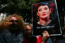 Partisans de l’avocate et chroniqueuse Sonia Dahmani, arrêtée en mai 2024, lors d’une manifestation appelant à sa libération, à Tunis, le 9 avril 2025. © Mohamed Hammi/Sipa