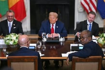 Les présidents mauritanien, Mohamed Ould Ghazouani (à g.), et bissau-guinéen, Umaro Sissoco Embaló (à dr.) lors d’un déjeuner à la Maison-Blanche avec le président américain, Donald Trump, et trois autres dirigeants africains, à Washington, le 9 juillet 2025.