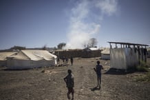 Des enfants réfugiés soudanais dans le camp de réfugiés de Kumer, près de Maganan, à 70 km de la frontière soudanaise dans la région d’Amhara en Éthiopie, le 29 février 2024. © Michele Spatari / AFP