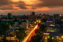 Coucher de soleil sur Douala avec, en arrière-plan, le mont Cameroun. © Getty Images