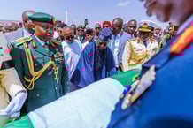 L’actuel président Bola Ahmed Tinubu, mais aussi le président de Guinée-Bissau Umaro Sissoco Embaló ou encore l’homme d’affaires nigérian Aliko Dangote ont assisté aux funérailles de Muhammadu Buhari, décédé le 13 juillet 2025. © Nigerian Presidency / ANADOLU / Anadolu via AFP