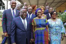 Rencontre entre des membres du Rassemblement des houphouëtistes pour la démocratie et la paix (RHDP, au pouvoir), dont Ibrahim Cissé Bacongo, le secrétaire exécutif du parti (au premier rang) et de la Coalition pour l’alternance pacifique-Côte d’Ivoire (CAP-CI), dont Simone Ehivet Gbagbo, sa porte-parole (premier rang, au centre), le 17 juillet 2025.